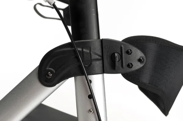 Goliat - Silver - Detail belt connection GOLIAT chodzik rehabilitacyjny czterokołowy z regulowanym siedziskiem